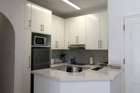 Kings Palace - Superb 2 Bed Ground Floor Apartment Paphos Kültér fotó