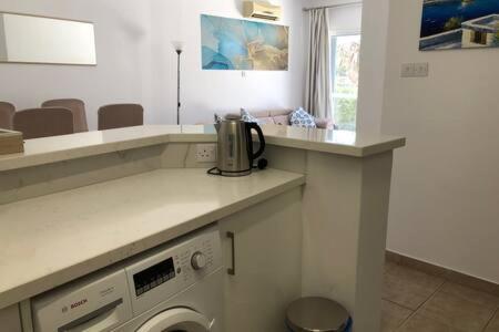 Kings Palace - Superb 2 Bed Ground Floor Apartment Paphos Kültér fotó