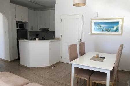 Kings Palace - Superb 2 Bed Ground Floor Apartment Paphos Kültér fotó