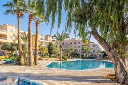 Kings Palace - Superb 2 Bed Ground Floor Apartment Paphos Kültér fotó
