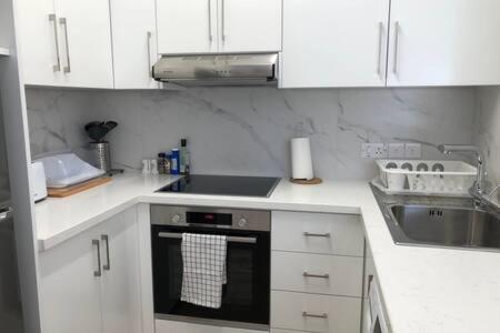 Kings Palace - Superb 2 Bed Ground Floor Apartment Paphos Kültér fotó